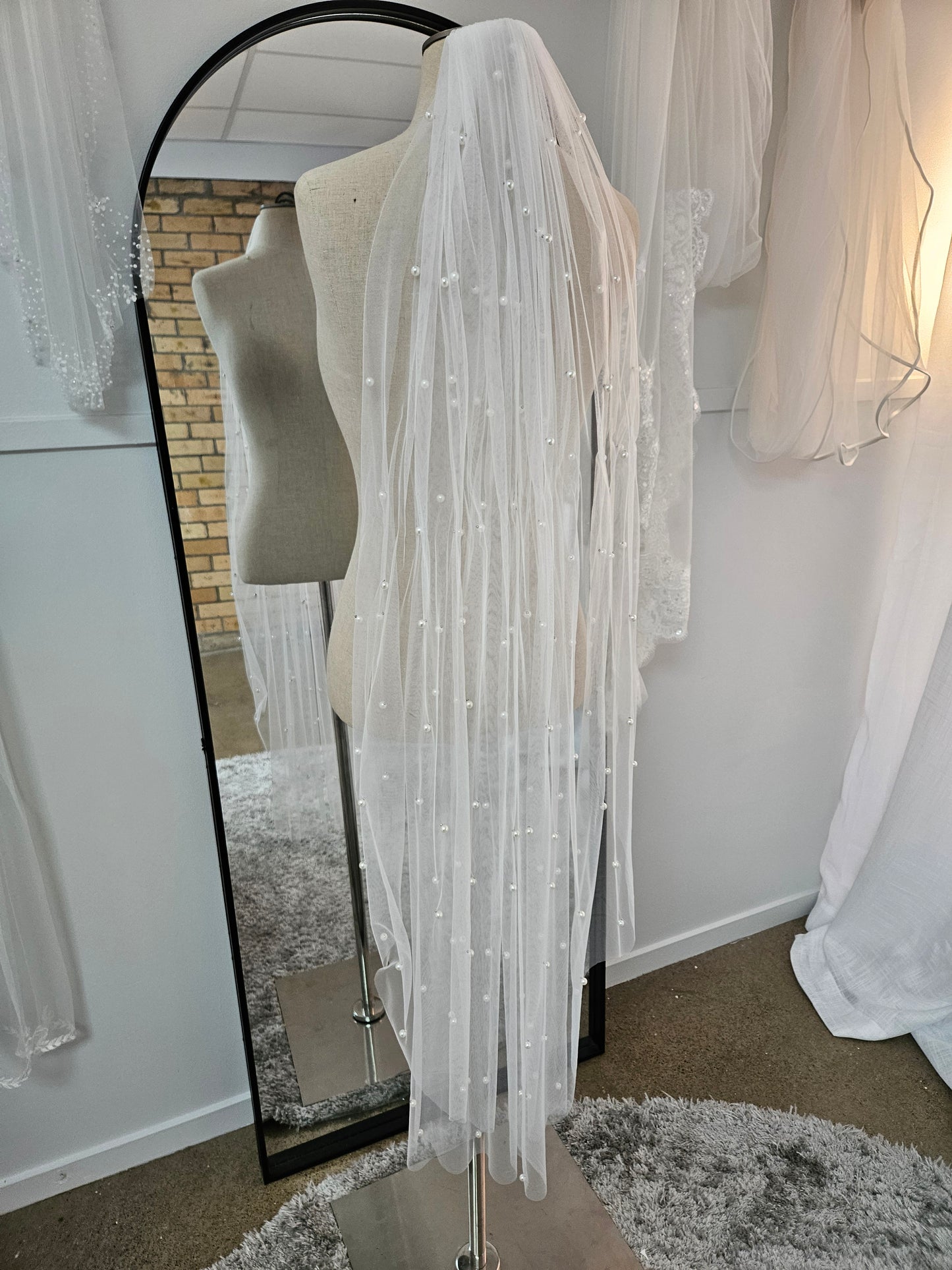 Mid Length Pearl Veil