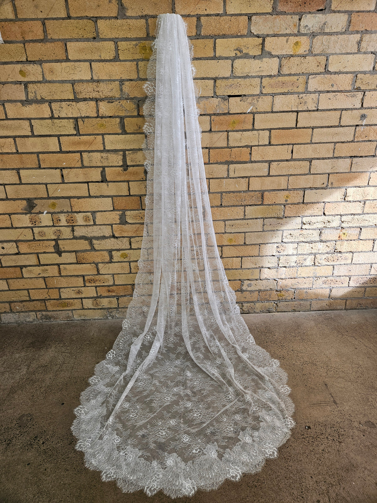 Full Chantilly Lace Veil