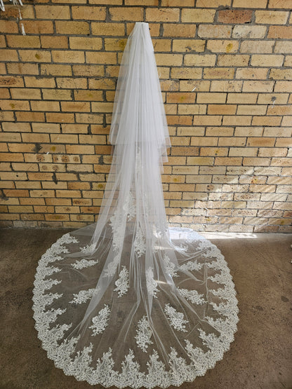 Two-tier Lace Bottom Veil
